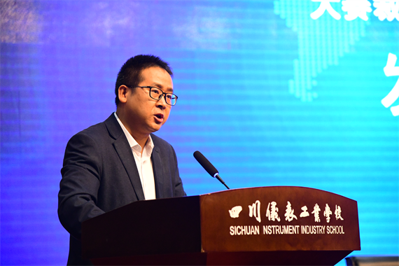 图片5 段勋兴代表裁判员宣誓 学校供图 华龙网发