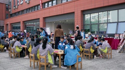 体验专业魅力 彰显匠魂精神 ——记重庆市第六届职业教育活动周